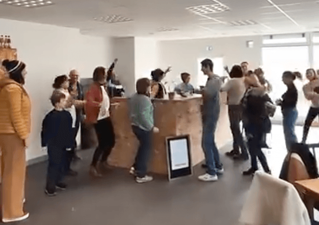 Un moment de rencontre autour du comptoir du café de La Bulle